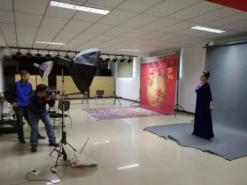 香山街道社區服務中心為老年志愿者拍攝藝術照，定格最美夕陽紅